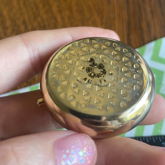 Enamel Austria Couple Mini Pillbox - Romantic Man & Woman in Peter-pan hats - Picture 2 of 11